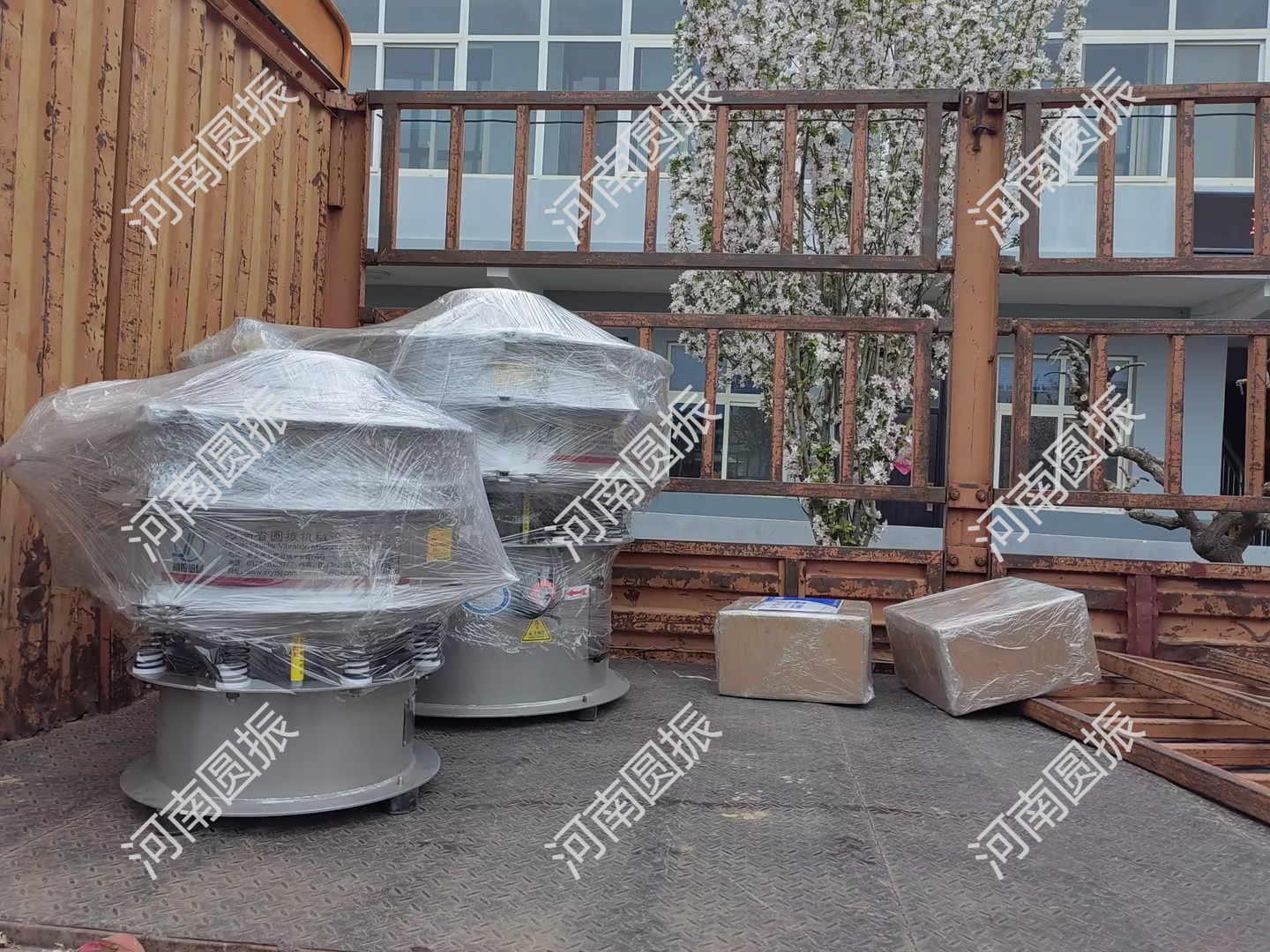 湖南省2臺超聲波振動篩今日發(fā)貨